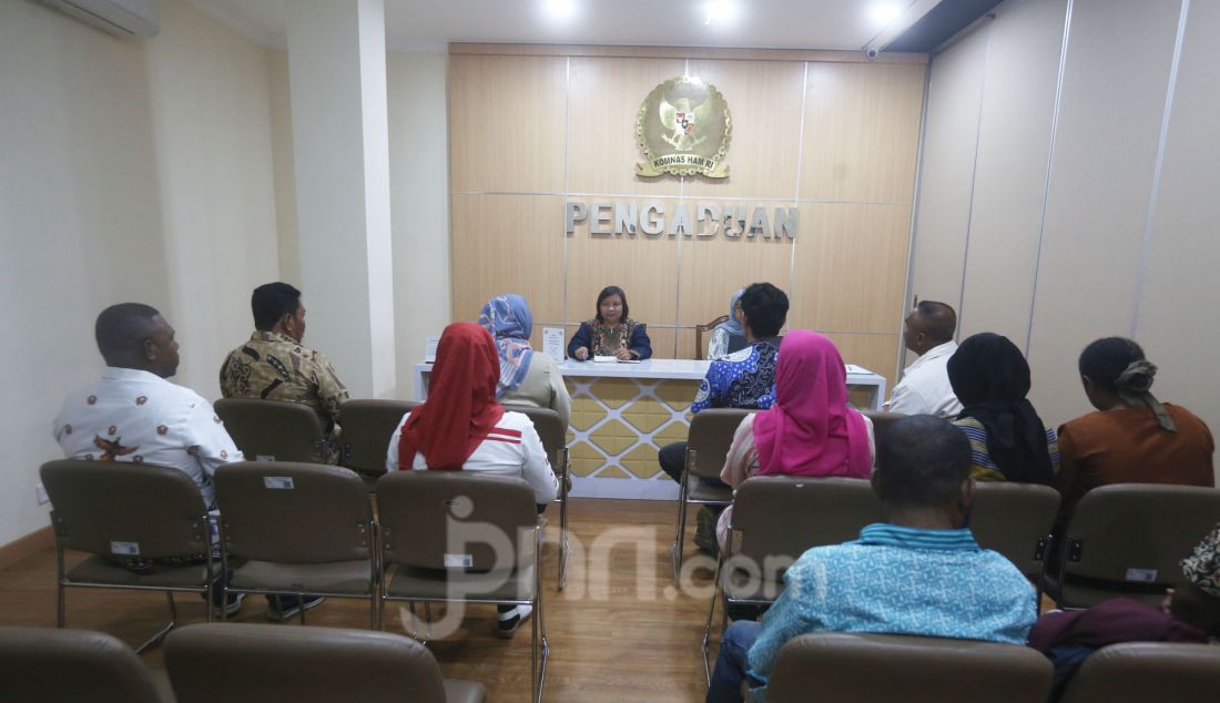 Koordinator Tenaga Pendamping Profesional (TPP) Desa Hendriyatna dan Tenaga ahli Pemberdayaan Masyarakat Provinsi NTT, Kandidatus Angge membuat aduan ke kantor Komnas HAM, Jakarta, Kamis (6/3). Komnas HAM RI menerima aduan dengan perwakilan dari 1.040 TPP atau pendamping desa yang diberhentikan oleh Kemendes PDTT karena pernah mencalonkan diri sebagai anggota legislatif. - JPNN.com