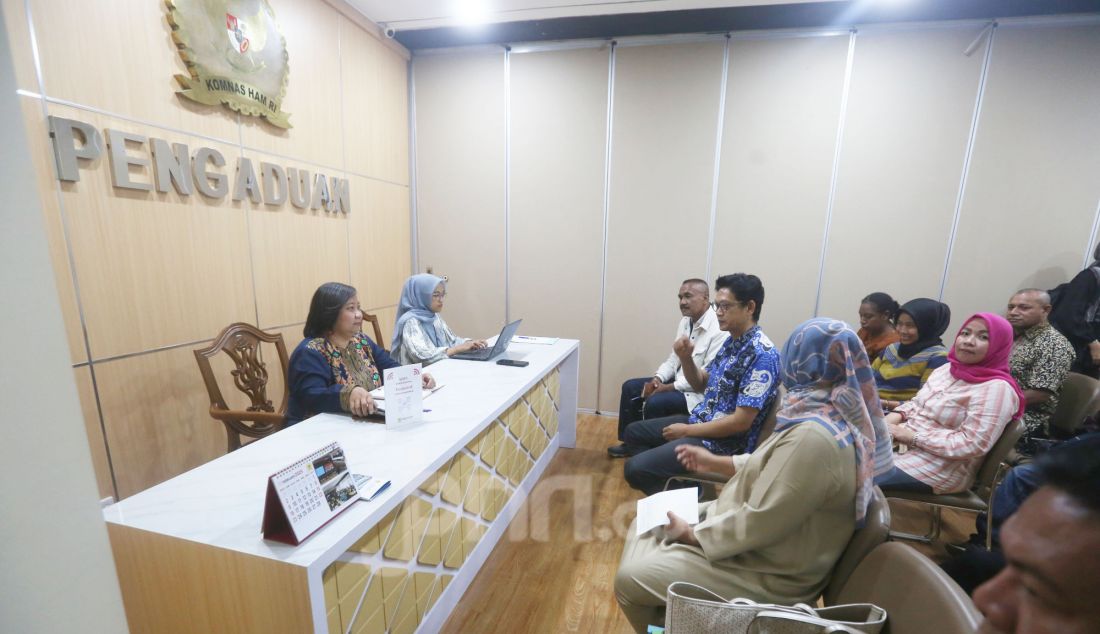 Koordinator Tenaga Pendamping Profesional (TPP) Desa Hendriyatna dan Tenaga ahli Pemberdayaan Masyarakat Provinsi NTT, Kandidatus Angge membuat aduan ke kantor Komnas HAM, Jakarta, Kamis (6/3). Komnas HAM RI menerima aduan dengan perwakilan dari 1.040 TPP atau pendamping desa yang diberhentikan oleh Kemendes PDTT karena pernah mencalonkan diri sebagai anggota legislatif. - JPNN.com