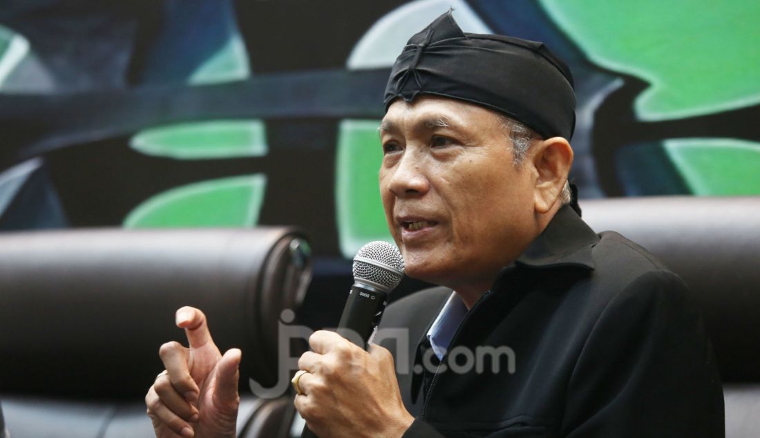 Pengamat Pendidikan Andreas pembicara diskusi Dialektika Demokrasi dengan tema Mengawal Komitmen Kementerian Agama Dalam Penerapan Kebijakan Pesantren Ramah Anak di Ruang PPIP Gedung Nusantara I Kompleks Parlemen, Senayan, Jakarta, Kamis (6/3). - JPNN.com