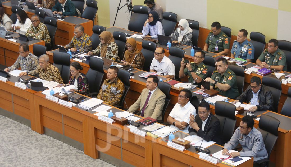 Menteri Pertahanan Sjafrie Sjamsoeddin bersama Menteri Hukum Supratman Andi Agtas, Wakil Menteri Pertahanan Donny Ermawan dan Wakil Menteri Sekretaris Negara Bambang Eko Suhariyanto saat mengikuti rapat kerja dengan Komisi I DPR di Kompleks Parlemen, Senayan, Jakarta, Selasa (11/3). Rapat tersebut membahas Rancangan Undang-Undang (RUU) tentang perubahan atas UU No. 34 Tahun 2004 tentang Tentara Nasional Indonesia. - JPNN.com