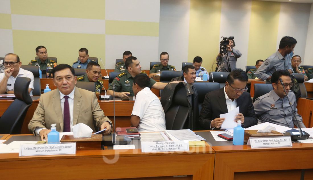 Menteri Pertahanan Sjafrie Sjamsoeddin bersama Menteri Hukum Supratman Andi Agtas, Wakil Menteri Pertahanan Donny Ermawan dan Wakil Menteri Sekretaris Negara Bambang Eko Suhariyanto saat mengikuti rapat kerja dengan Komisi I DPR di Kompleks Parlemen, Senayan, Jakarta, Selasa (11/3). Rapat tersebut membahas Rancangan Undang-Undang (RUU) tentang perubahan atas UU No. 34 Tahun 2004 tentang Tentara Nasional Indonesia. - JPNN.com