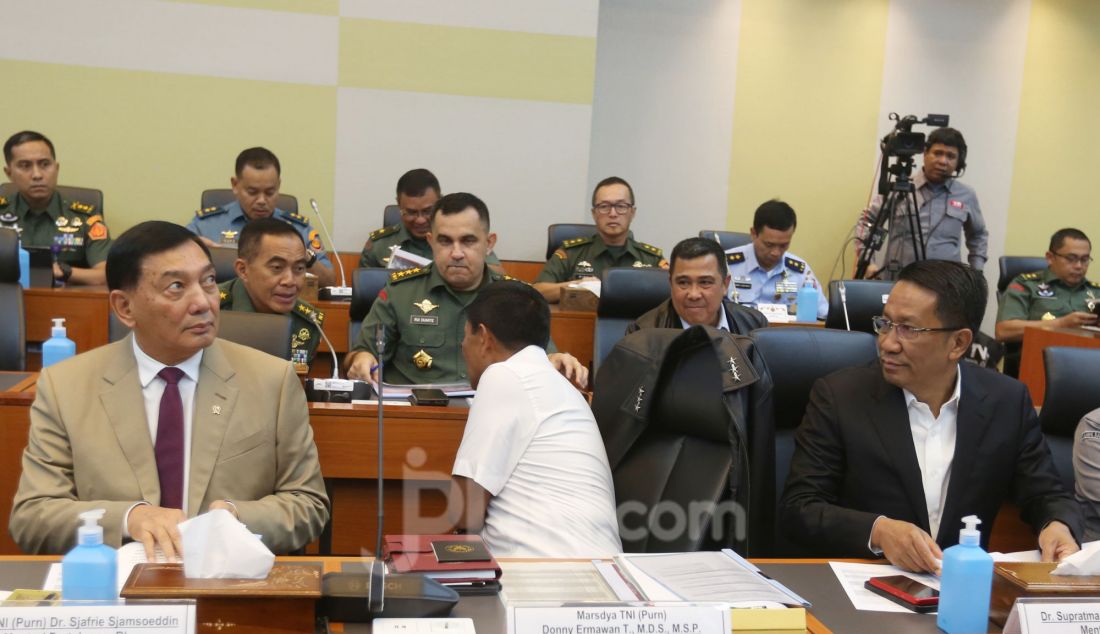 Menteri Pertahanan Sjafrie Sjamsoeddin bersama Menteri Hukum Supratman Andi Agtas, Wakil Menteri Pertahanan Donny Ermawan dan Wakil Menteri Sekretaris Negara Bambang Eko Suhariyanto saat mengikuti rapat kerja dengan Komisi I DPR di Kompleks Parlemen, Senayan, Jakarta, Selasa (11/3). Rapat tersebut membahas Rancangan Undang-Undang (RUU) tentang perubahan atas UU No. 34 Tahun 2004 tentang Tentara Nasional Indonesia. - JPNN.com