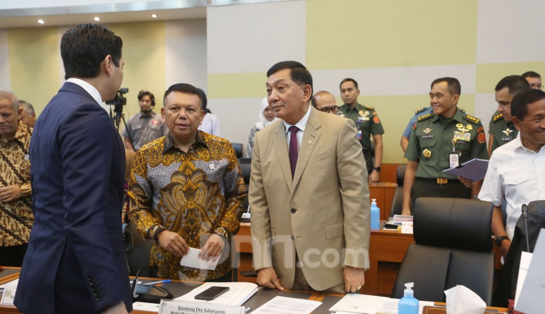 Menteri Pertahanan Sjafrie Sjamsoeddin saat mengikuti rapat kerja dengan Komisi I DPR di Kompleks Parlemen, Senayan, Jakarta, Selasa (11/3). Rapat tersebut membahas Rancangan Undang-Undang (RUU) tentang perubahan atas UU No. 34 Tahun 2004 tentang Tentara Nasional Indonesia. - JPNN.com