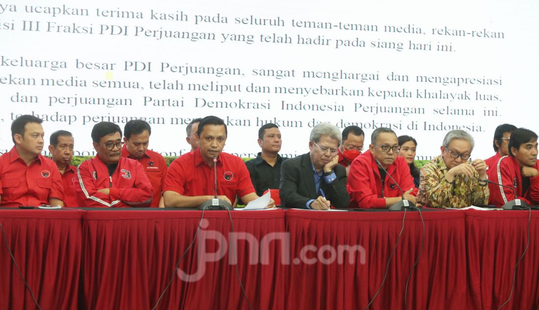 Ketua DPP PDIP Bidang Reformasi Sistem Hukum Nasional Ronny Berty Talapessy bersama petinggi partai dan Tim Hukum Hasto Kristiyanto memberikan keterangan kepada media terkait perkembangan kasus hukum yang menjerat Sekjen PDIP Hasto Kristiyanto di Kantor DPP PDIP, Jakarta, Rabu (12/3). DPP PDIP menunjuk 17 orang sebagai tim hukum yang akan mendampingi Sekretaris Jenderal PDIP Hasto Kristiyanto pada persidangan mendatang, serta menunjuk Febri Diansyah sebagai Koordinator Jubir Tim Kuasa Hukum.  - JPNN.com