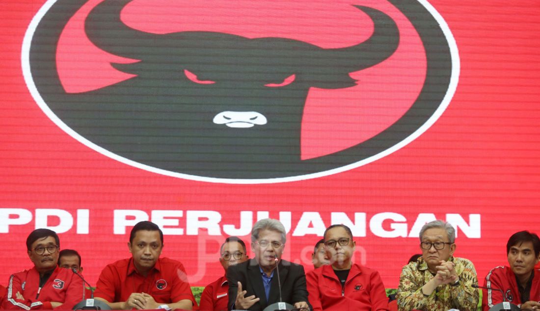 Ketua DPP PDIP Bidang Reformasi Sistem Hukum Nasional Ronny Berty Talapessy bersama petinggi partai dan Tim Hukum Hasto Kristiyanto memberikan keterangan kepada media terkait perkembangan kasus hukum yang menjerat Sekjen PDIP Hasto Kristiyanto di Kantor DPP PDIP, Jakarta, Rabu (12/3). DPP PDIP menunjuk 17 orang sebagai tim hukum yang akan mendampingi Sekretaris Jenderal PDIP Hasto Kristiyanto pada persidangan mendatang, serta menunjuk Febri Diansyah sebagai Koordinator Jubir Tim Kuasa Hukum.  - JPNN.com