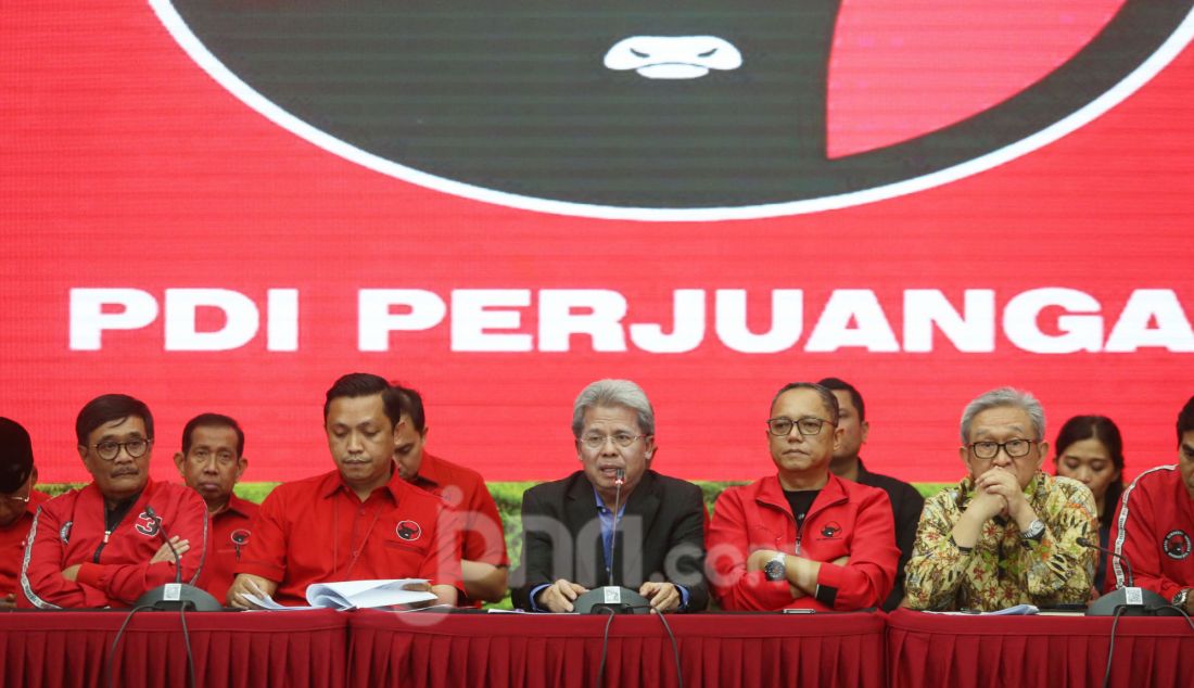 Ketua DPP PDIP Bidang Reformasi Sistem Hukum Nasional Ronny Berty Talapessy bersama petinggi partai dan Tim Hukum Hasto Kristiyanto memberikan keterangan kepada media terkait perkembangan kasus hukum yang menjerat Sekjen PDIP Hasto Kristiyanto di Kantor DPP PDIP, Jakarta, Rabu (12/3). DPP PDIP menunjuk 17 orang sebagai tim hukum yang akan mendampingi Sekretaris Jenderal PDIP Hasto Kristiyanto pada persidangan mendatang, serta menunjuk Febri Diansyah sebagai Koordinator Jubir Tim Kuasa Hukum.  - JPNN.com