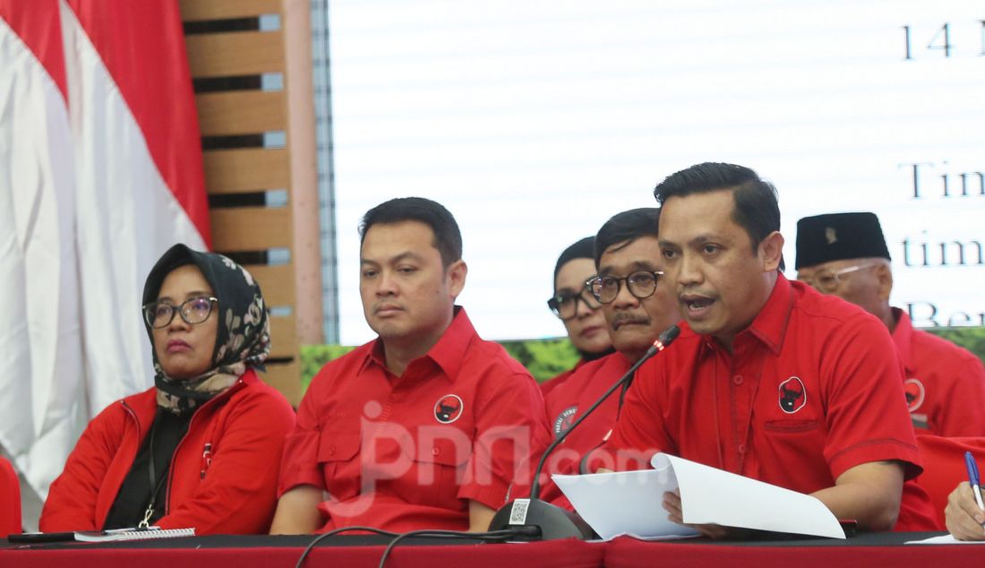 Ketua DPP PDIP Bidang Reformasi Sistem Hukum Nasional Ronny Berty Talapessy bersama petinggi partai dan Tim Hukum Hasto Kristiyanto memberikan keterangan kepada media terkait perkembangan kasus hukum yang menjerat Sekjen PDIP Hasto Kristiyanto di Kantor DPP PDIP, Jakarta, Rabu (12/3). DPP PDIP menunjuk 17 orang sebagai tim hukum yang akan mendampingi Sekretaris Jenderal PDIP Hasto Kristiyanto pada persidangan mendatang, serta menunjuk Febri Diansyah sebagai Koordinator Jubir Tim Kuasa Hukum.  - JPNN.com