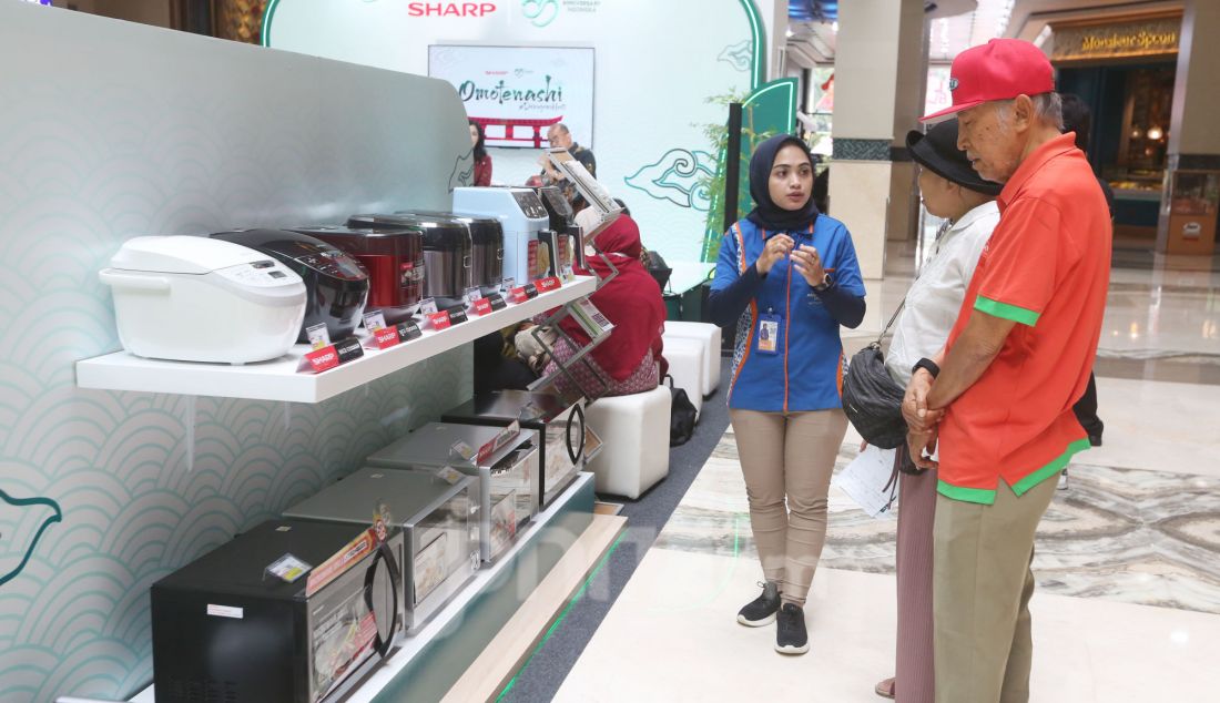 Pramuniaga saat melayani pengunjung di stan Sharp Electronics Indonesia saat acara Sharp Omotenashi Exhibition 2025 di Mall Kota Kasablanka, Jakarta, Rabu (12/3). Pameran ini menawarkan cicilan nol persen kartu kredit, cicilan bunga spesial nol persen, hadiah langsung produk tertentu tanpa diundi, Lucky Dip dengan pembelanjaan minimal Rp3 juta, flash sale pada jam tertentu, tukar tambah, dan bebas ongkos pengiriman. - JPNN.com