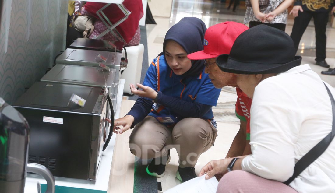 Pramuniaga saat melayani pengunjung di stan Sharp Electronics Indonesia saat acara Sharp Omotenashi Exhibition 2025 di Mall Kota Kasablanka, Jakarta, Rabu (12/3). Pameran ini menawarkan cicilan nol persen kartu kredit, cicilan bunga spesial nol persen, hadiah langsung produk tertentu tanpa diundi, Lucky Dip dengan pembelanjaan minimal Rp3 juta, flash sale pada jam tertentu, tukar tambah, dan bebas ongkos pengiriman. - JPNN.com