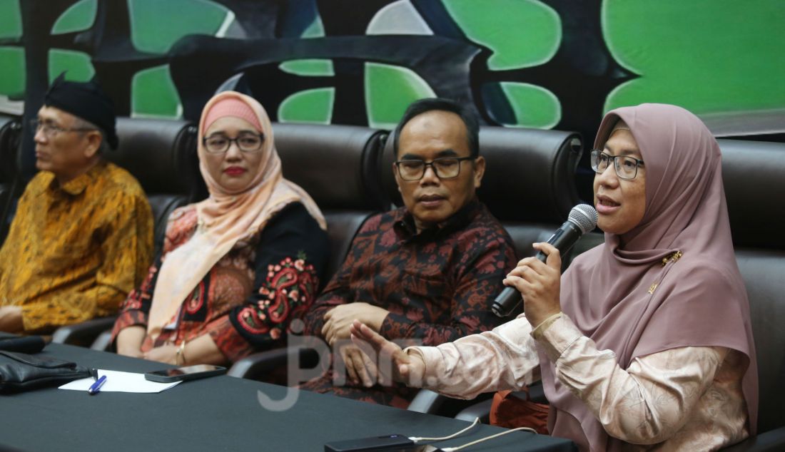 Kiri: Anggota Komisi X DPR Fraksi PKS Ledia Hanifa, Komisioner KPAI Kawiyan, Ketua Dewan Pakar FSGI Retno Listyati dan Pengamat Pendidikan Andreas saat menjadi pembicara pada diskusi Dialektika Demokrasi dengan tema 