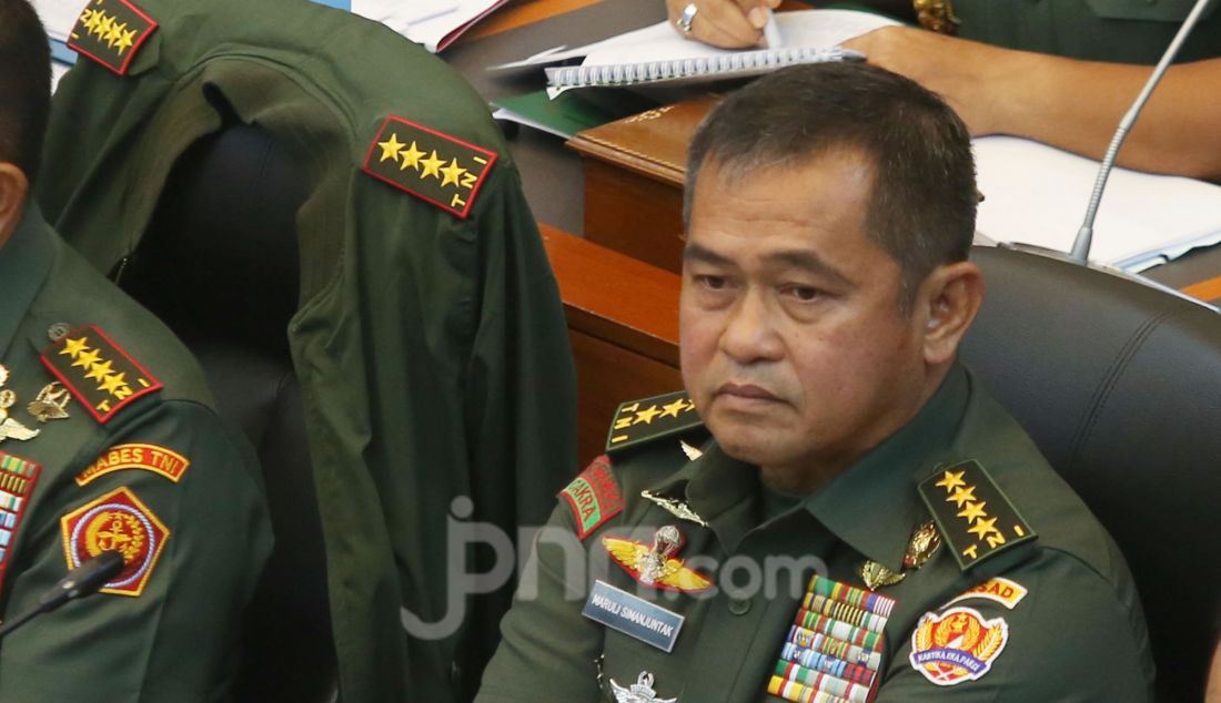 KSAD Jenderal TNI Maruli Simanjuntak mengikuti rapat kerja dengan Komisi I DPR di Kompleks Parlemen, Senayan, Jakarta, Kamis (13/3). Rapat tersebut untuk mendapatkan masukan terkait perubahan UU No 34 Tahun 2004 tentang TNI khususnya berkenaan dengan prinsip supremasi sipil yang menjadi landasan utama negara demokrasi. - JPNN.com