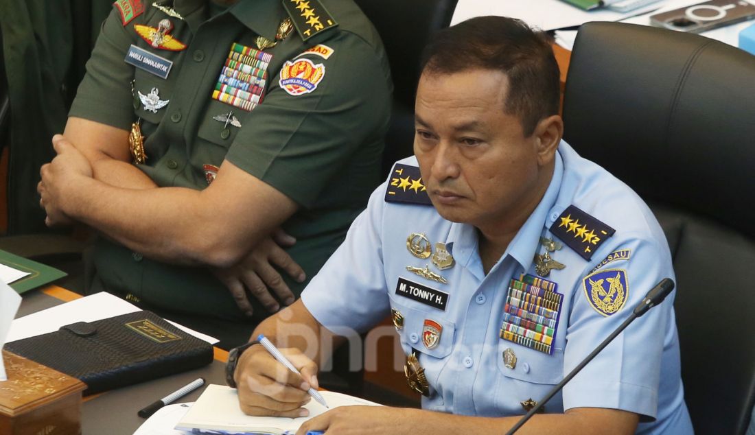 KSAU Marsekal TNI Tonny Harjono mengikuti rapat kerja dengan Komisi I DPR di Kompleks Parlemen, Senayan, Jakarta, Kamis (13/3). Rapat tersebut untuk mendapatkan masukan terkait perubahan UU No 34 Tahun 2004 tentang TNI khususnya berkenaan dengan prinsip supremasi sipil yang menjadi landasan utama negara demokrasi. - JPNN.com