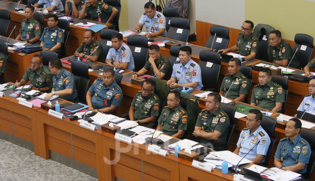 Panglima TNI Jenderal TNI Agus Subiyanto bersama KSAD Jenderal TNI Maruli Simanjuntak, KSAU Marsekal TNI Tonny Harjono dan Wakil Kepala Staf TNI AL (Wakasal) Laksamana Madya Erwin S Aldedharma mengikuti rapat kerja dengan Komisi I DPR di Kompleks Parlemen, Senayan, Jakarta, Kamis (13/3). Rapat tersebut untuk mendapatkan masukan terkait perubahan UU No 34 Tahun 2004 tentang TNI khususnya berkenaan dengan prinsip supremasi sipil yang menjadi landasan utama negara demokrasi. - JPNN.com