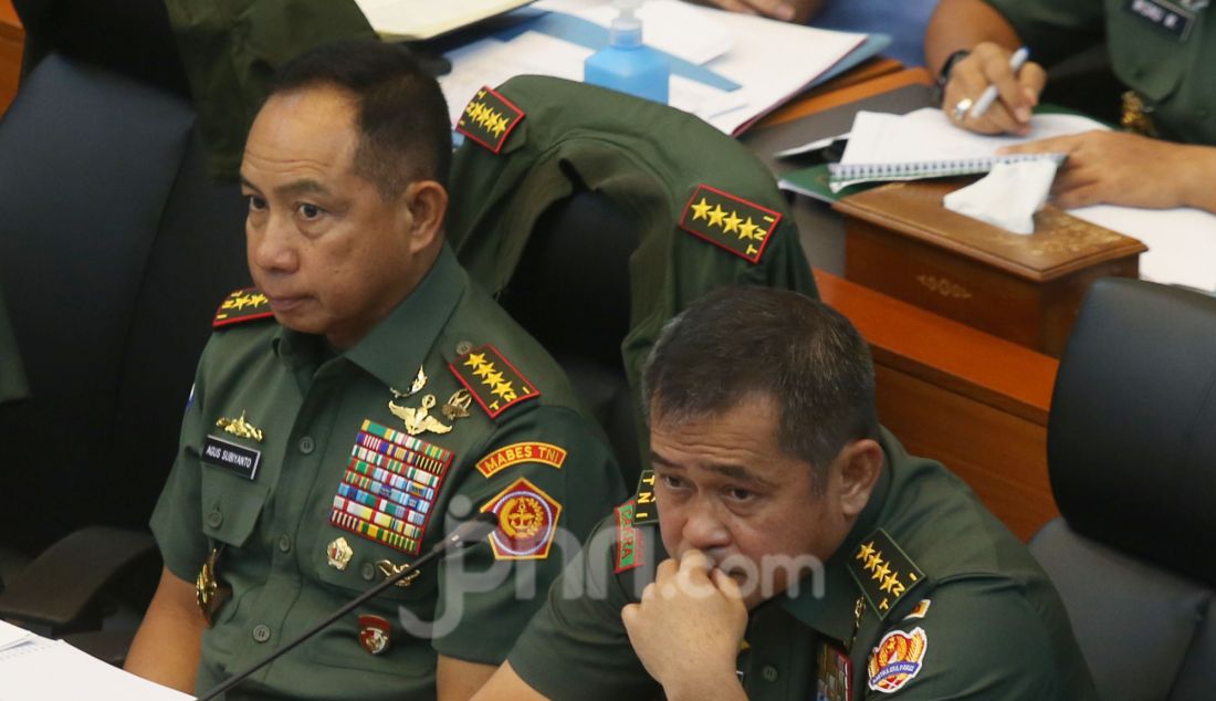 Panglima TNI Jenderal TNI Agus Subiyanto dan KSAD Jenderal TNI Maruli Simanjuntak mengikuti rapat kerja dengan Komisi I DPR di Kompleks Parlemen, Senayan, Jakarta, Kamis (13/3). Rapat tersebut untuk mendapatkan masukan terkait perubahan UU No 34 Tahun 2004 tentang TNI khususnya berkenaan dengan prinsip supremasi sipil yang menjadi landasan utama negara demokrasi. - JPNN.com