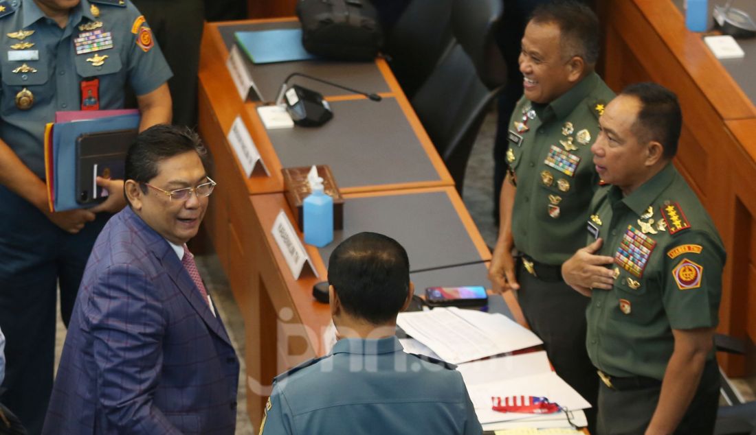 Panglima TNI Jenderal TNI Agus Subiyanto (kanan) berbincang dengan Ketua Komisi I DPR Utut Adianto (kiri) usai rapat kerja dengan Komisi I DPR di Kompleks Parlemen, Senayan, Jakarta, Kamis (13/3). Rapat tersebut untuk mendapatkan masukan terkait perubahan UU No 34 Tahun 2004 tentang TNI khususnya berkenaan dengan prinsip supremasi sipil yang menjadi landasan utama negara demokrasi. - JPNN.com