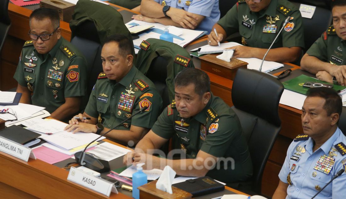 Panglima TNI Jenderal TNI Agus Subiyanto (kedua kiri) bersama KSAD Jenderal TNI Maruli Simanjuntak (kedua kanan), dan KSAU Marsekal TNI Tonny Harjono (kanan) mengikuti rapat kerja dengan Komisi I DPR di Kompleks Parlemen, Senayan, Jakarta, Kamis (13/3). Rapat tersebut untuk mendapatkan masukan terkait perubahan UU No 34 Tahun 2004 tentang TNI khususnya berkenaan dengan prinsip supremasi sipil yang menjadi landasan utama negara demokrasi. - JPNN.com