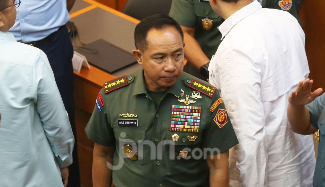 Panglima TNI Jenderal TNI Agus Subiyanto mengikuti rapat kerja dengan Komisi I DPR di Kompleks Parlemen, Senayan, Jakarta, Kamis (13/3). Rapat tersebut untuk mendapatkan masukan terkait perubahan UU No 34 Tahun 2004 tentang TNI khususnya berkenaan dengan prinsip supremasi sipil yang menjadi landasan utama negara demokrasi. - JPNN.com