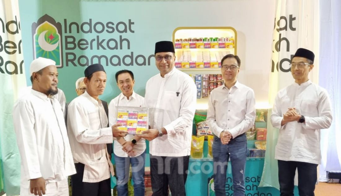 President Director & CEO Indosat Vikram Sinha saat memberikan token simbolisasi Program Marbot Berdaya, Jakarta, Kamis (13/3). Melalui inisiatif pemberdayaan ekonomi lokal untuk Marbot di seluruh Indonesia, Indosat berkolaborasi bersama anak perusahaan (Lintasarta, Artajasa, BDx Indonesia) serta lembaga Zakat Infaq dan Sedekah (ZIS) Indosat, serta Dewan Masjid Indonesia (DMI), memberikan dukungan bagi ratusan keluarga penjaga masjid atau Marbot yang tersebar di 58 lokasi di seluruh Indonesia. - JPNN.com