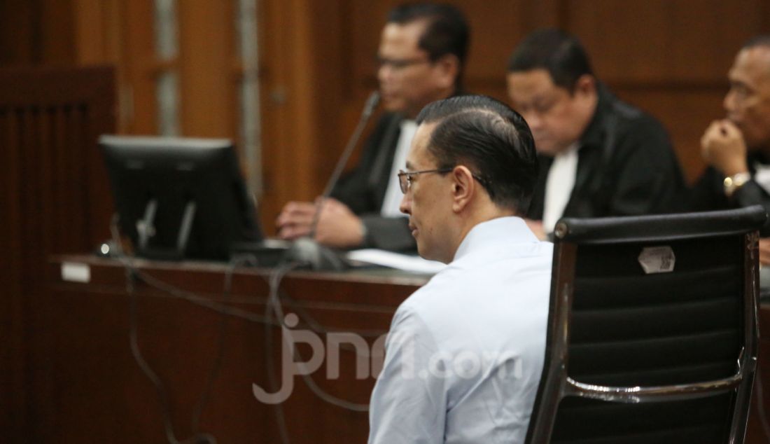 Terdakwa kasus dugaan korupsi impor gula mantan Menteri Perdagangan Thomas Trikasih Lembong menjalani sidang pembacaan amar putusan sela di Pengadilan Tipikor, Jakarta, Kamis (13/3). Majelis hakim menolak nota keberatan atau eksepsi mantan Menteri Perdagangan Thomas Trikasih Lembong alias Tom Lembong. Sidang kasus dugaan korupsi impor gula itu lanjut ke tahap pembuktian. - JPNN.com