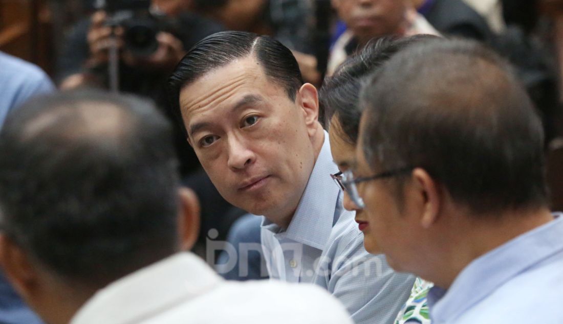 Terdakwa kasus dugaan korupsi impor gula mantan Menteri Perdagangan Thomas Trikasih Lembong menjalani sidang pembacaan amar putusan sela di Pengadilan Tipikor, Jakarta, Kamis (13/3). Majelis hakim menolak nota keberatan atau eksepsi mantan Menteri Perdagangan Thomas Trikasih Lembong alias Tom Lembong. Sidang kasus dugaan korupsi impor gula itu lanjut ke tahap pembuktian. - JPNN.com