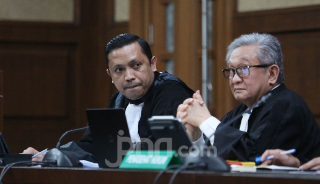 Kuasa hukum Sekjen PDIP Hasto Kristiyanto, Ronny Berty Talapessy (kiri) mengikuti sidang pembacaan dakwaan kasus dugaan suap pengurusan penggantian antarwaktu anggota DPR untuk Harun Masiku dan perintangan penyidikan dengan terdakwa Sekjen PDIP Hasto Kristiyanto di Pengadilan Tipikor, Jakarta, Jumat (14/3). - JPNN.com