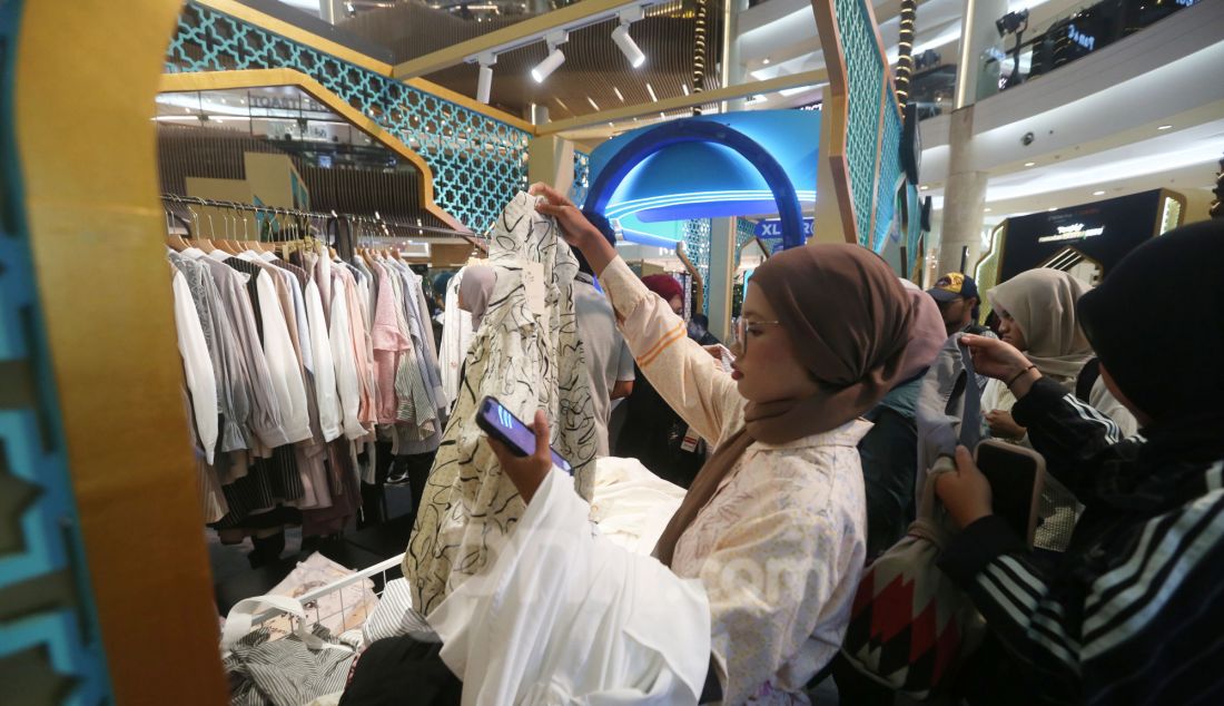 Pengunjung saat memilih pakaian pada Festival Ramadan Ekstra Seru 2025 di Grand Atrium, Mall Kota Kasablanka, Jakarta Selatan, Jumat (14/3). Dalam festival tersebut TikTok shop bersama Tokopedia menampilkan busana produk UMKM dari Indonesia dan menghadirkan pengalaman belanja spesial bagi pengunjung untuk mendapatkan produk kebutuhan Ramadhan. - JPNN.com