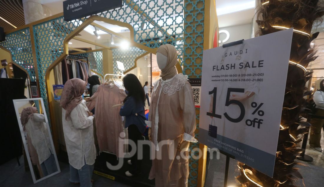 Pengunjung saat memilih pakaian pada Festival Ramadan Ekstra Seru 2025 di Grand Atrium, Mall Kota Kasablanka, Jakarta Selatan, Jumat (14/3). Dalam festival tersebut TikTok shop bersama Tokopedia menampilkan busana produk UMKM dari Indonesia dan menghadirkan pengalaman belanja spesial bagi pengunjung untuk mendapatkan produk kebutuhan Ramadhan. - JPNN.com