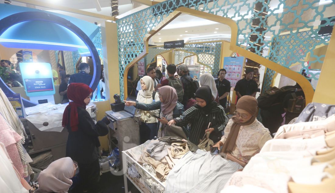 Pengunjung saat memilih pakaian pada Festival Ramadan Ekstra Seru 2025 di Grand Atrium, Mall Kota Kasablanka, Jakarta Selatan, Jumat (14/3). Dalam festival tersebut TikTok shop bersama Tokopedia menampilkan busana produk UMKM dari Indonesia dan menghadirkan pengalaman belanja spesial bagi pengunjung untuk mendapatkan produk kebutuhan Ramadhan. - JPNN.com