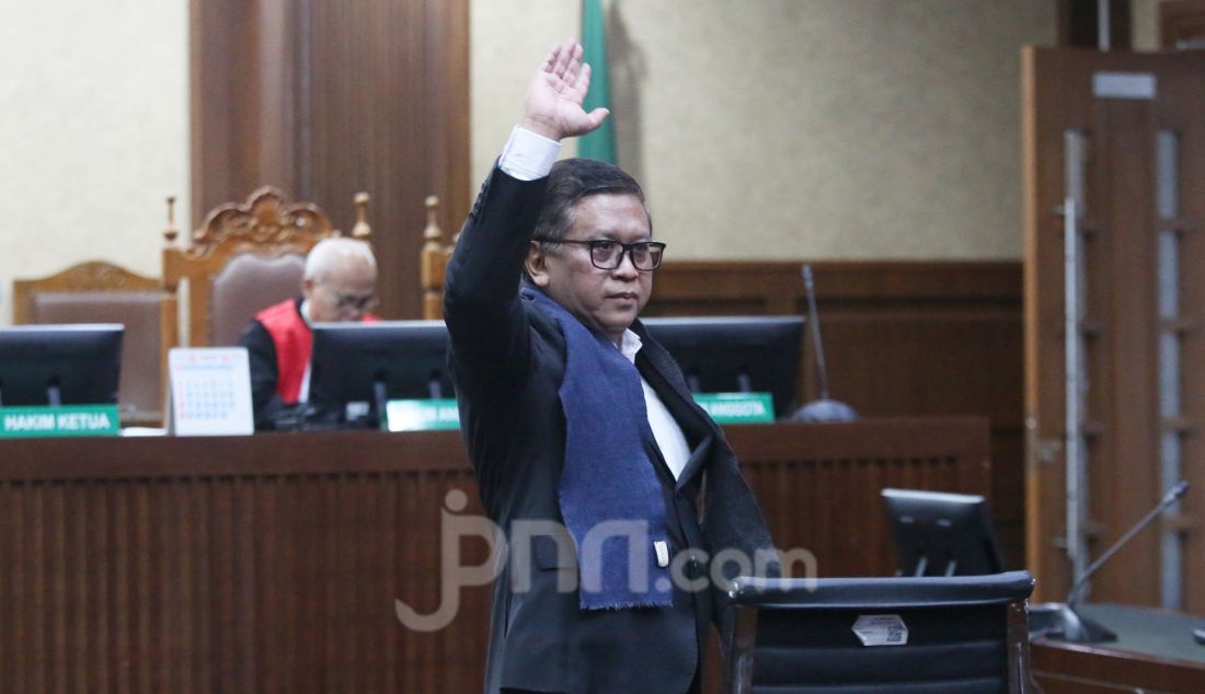 Terdakwa kasus dugaan suap pengurusan penggantian antarwaktu anggota DPR untuk Harun Masiku dan perintangan penyidikan Sekjen PDIP Hasto Kristiyanto saat menjalani sidang pembacaan dakwaan di Pengadilan Tipikor, Jakarta, Jumat (14/3). - JPNN.com