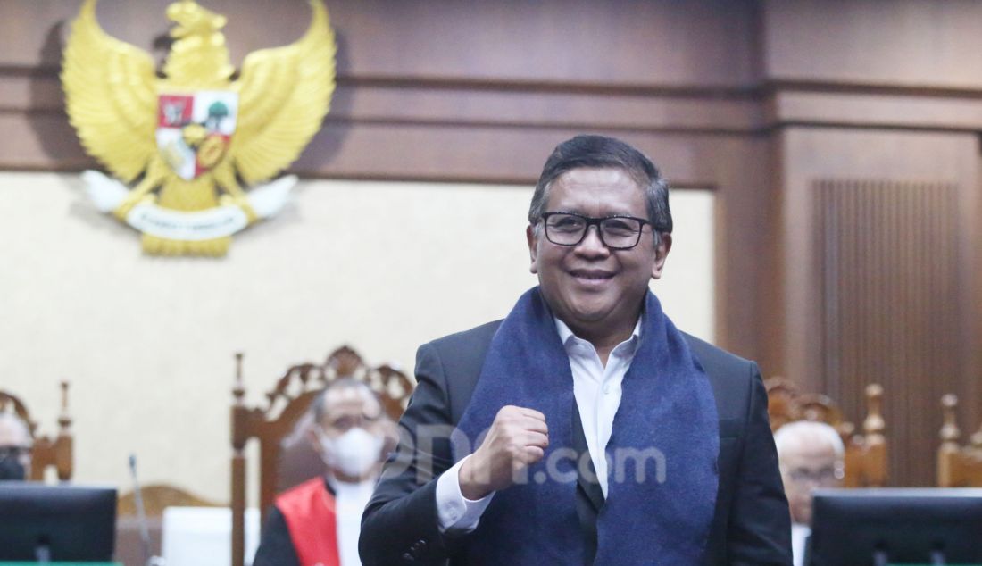 Terdakwa kasus dugaan suap pengurusan penggantian antarwaktu anggota DPR untuk Harun Masiku dan perintangan penyidikan Sekjen PDIP Hasto Kristiyanto saat menjalani sidang pembacaan dakwaan di Pengadilan Tipikor, Jakarta, Jumat (14/3). - JPNN.com