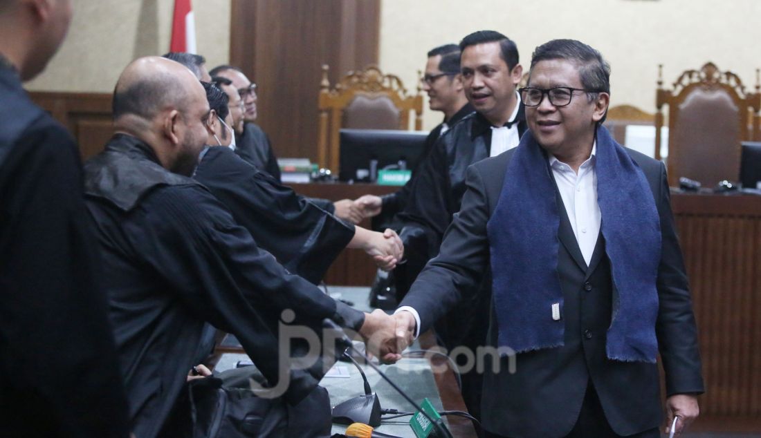 Terdakwa kasus dugaan suap pengurusan penggantian antarwaktu anggota DPR untuk Harun Masiku dan perintangan penyidikan Sekjen PDIP Hasto Kristiyanto saat menjalani sidang pembacaan dakwaan di Pengadilan Tipikor, Jakarta, Jumat (14/3). - JPNN.com