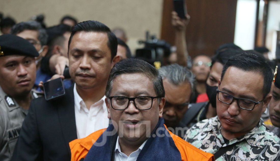 Terdakwa kasus dugaan suap pengurusan penggantian antarwaktu anggota DPR untuk Harun Masiku dan perintangan penyidikan Sekjen PDIP Hasto Kristiyanto saat menjalani sidang pembacaan dakwaan di Pengadilan Tipikor, Jakarta, Jumat (14/3). - JPNN.com