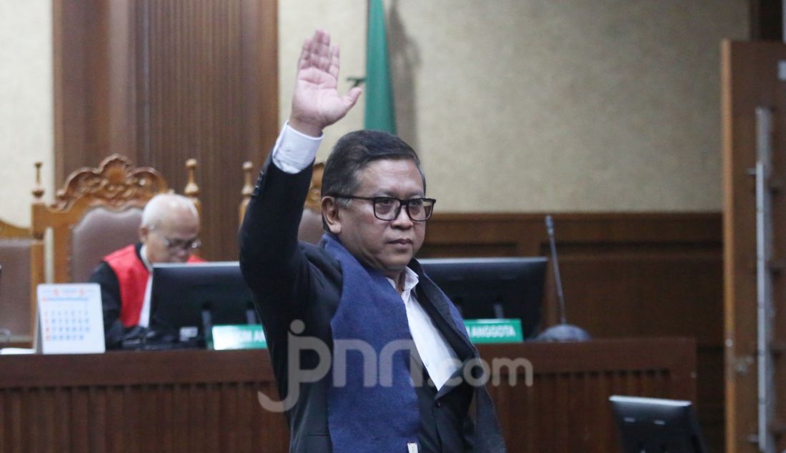 Terdakwa kasus dugaan suap pengurusan penggantian antarwaktu anggota DPR untuk Harun Masiku dan perintangan penyidikan Sekjen PDIP Hasto Kristiyanto saat menjalani sidang pembacaan dakwaan di Pengadilan Tipikor, Jakarta, Jumat (14/3). - JPNN.com