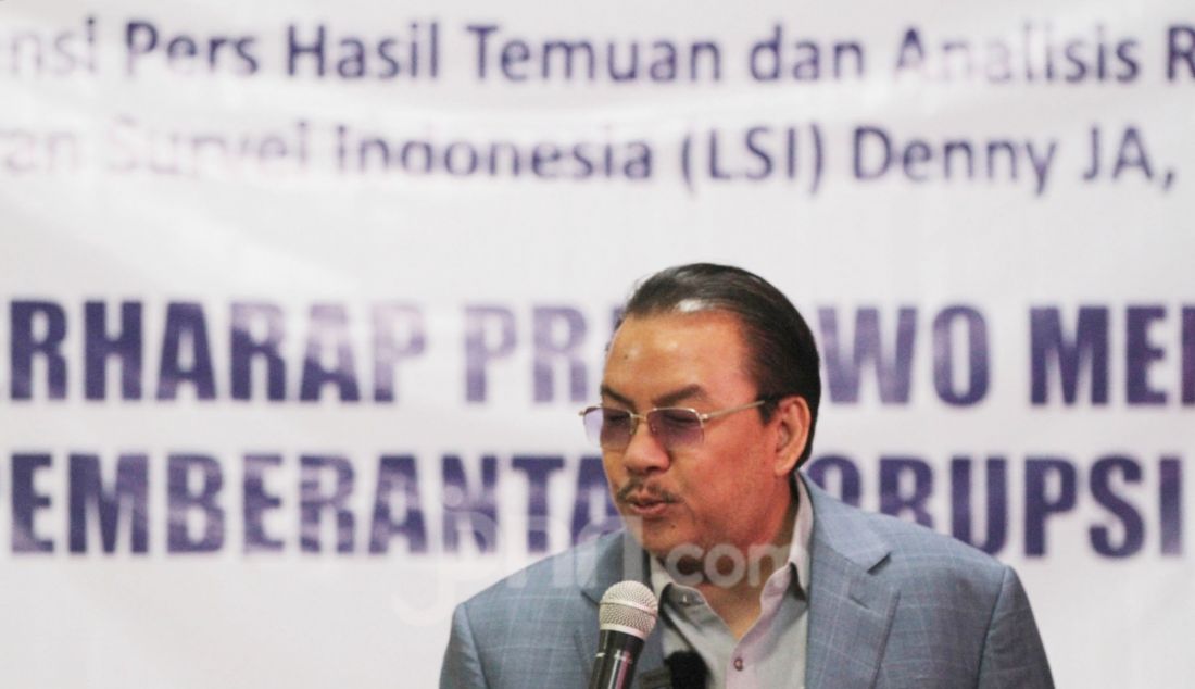 Pendiri LSI, Denny JA memaparkan hasil temuan dan survei nasional bertema 