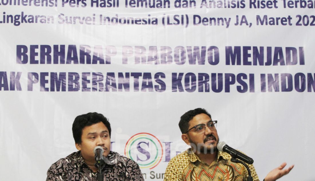 Peneliti Lingkaran Survei Indonesia (LSI) Denny JA, Ikrama Masloman (kanan) didampingi moderator Farhan Dailamy memaparkan hasil temuan dan survei nasional bertema 