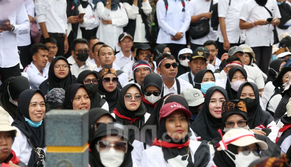 Ribuan massa yang tergabung dalam Forum PPPK (Pegawai Pemerintah dengan Perjanjian Kerja) serta Aliansi Merah Putih menggelar aksi demonstrasi di depan gedung Kementerian PAN-RB, Jakarta Pusat, Selasa (18/3). Aksi menolak terhadap keputusan pemerintah yang menunda pengangkatan calon PPPK tahap 1 tahun 2024. - JPNN.com