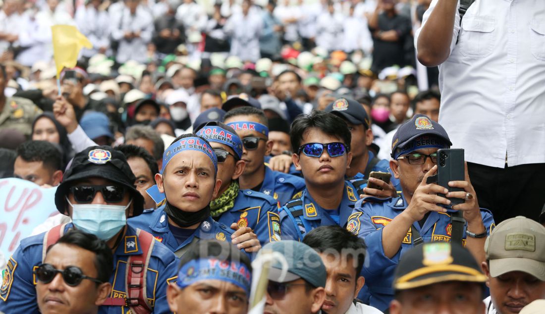 Ribuan massa yang tergabung dalam Forum PPPK (Pegawai Pemerintah dengan Perjanjian Kerja) serta Aliansi Merah Putih menggelar aksi demonstrasi di depan gedung Kementerian PAN-RB, Jakarta Pusat, Selasa (18/3). Aksi menolak terhadap keputusan pemerintah yang menunda pengangkatan calon PPPK tahap 1 tahun 2024. - JPNN.com