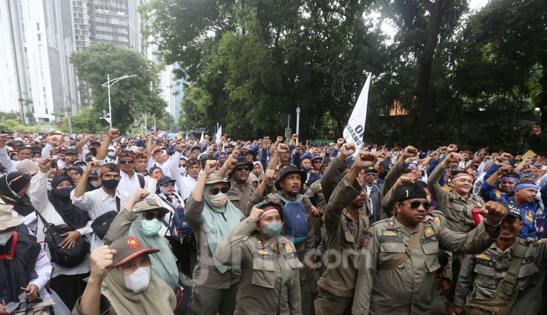 Ribuan massa yang tergabung dalam Forum PPPK (Pegawai Pemerintah dengan Perjanjian Kerja) serta Aliansi Merah Putih menggelar aksi demonstrasi di depan gedung Kementerian PAN-RB, Jakarta Pusat, Selasa (18/3). Aksi menolak terhadap keputusan pemerintah yang menunda pengangkatan calon PPPK tahap 1 tahun 2024. - JPNN.com