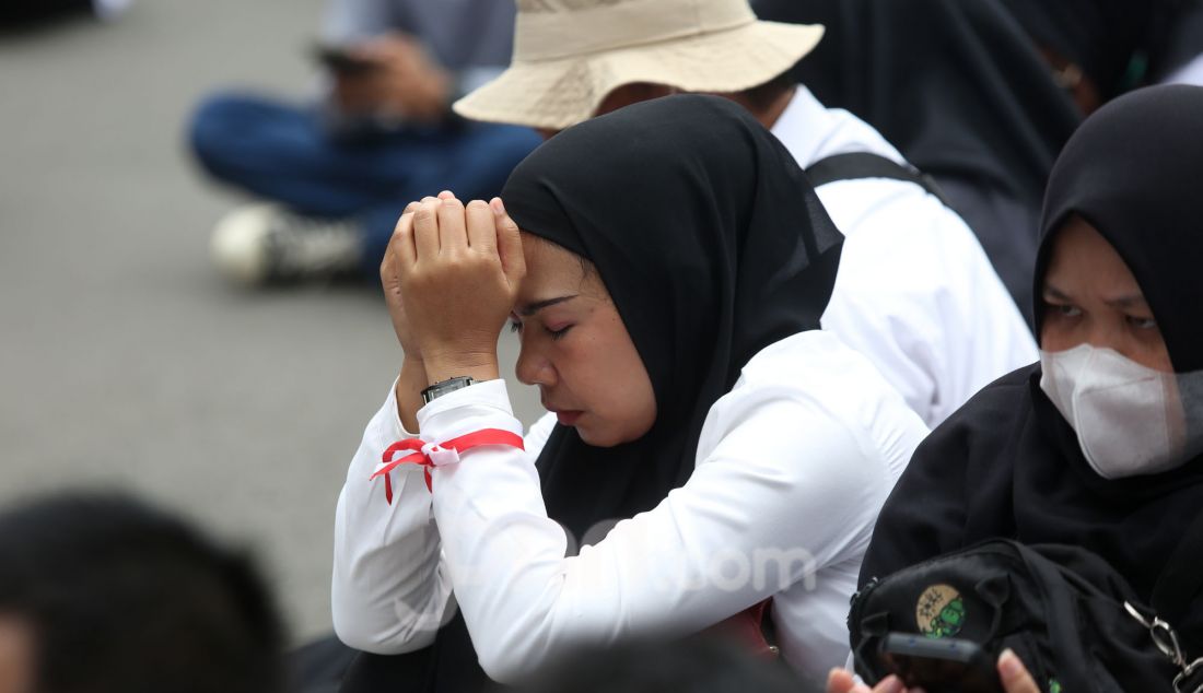 Ribuan massa yang tergabung dalam Forum PPPK (Pegawai Pemerintah dengan Perjanjian Kerja) serta Aliansi Merah Putih menggelar aksi demonstrasi di depan gedung Kementerian PAN-RB, Jakarta Pusat, Selasa (18/3). Aksi menolak terhadap keputusan pemerintah yang menunda pengangkatan calon PPPK tahap 1 tahun 2024. - JPNN.com