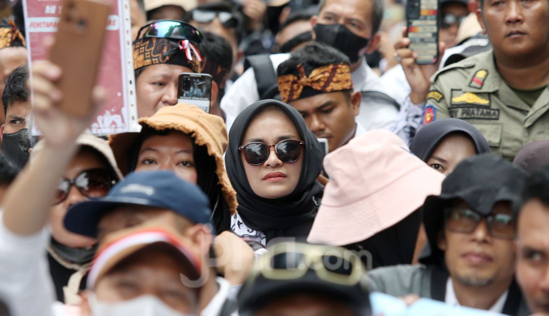 Ribuan massa yang tergabung dalam Forum PPPK (Pegawai Pemerintah dengan Perjanjian Kerja) serta Aliansi Merah Putih menggelar aksi demonstrasi di depan gedung Kementerian PAN-RB, Jakarta Pusat, Selasa (18/3). Aksi menolak terhadap keputusan pemerintah yang menunda pengangkatan calon PPPK tahap 1 tahun 2024. - JPNN.com