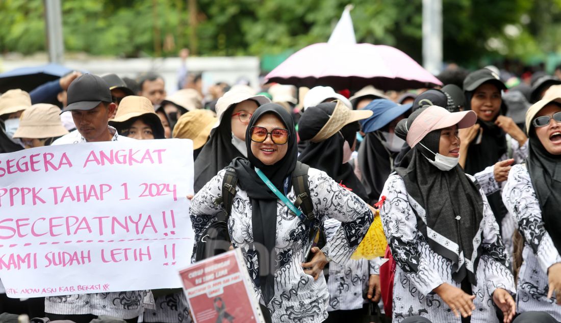 Ribuan massa yang tergabung dalam Forum PPPK (Pegawai Pemerintah dengan Perjanjian Kerja) serta Aliansi Merah Putih menggelar aksi demonstrasi di depan gedung Kementerian PAN-RB, Jakarta Pusat, Selasa (18/3). Aksi menolak terhadap keputusan pemerintah yang menunda pengangkatan calon PPPK tahap 1 tahun 2024. - JPNN.com