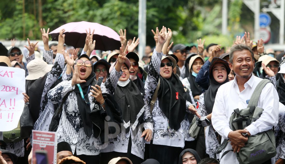 Ribuan massa yang tergabung dalam Forum PPPK (Pegawai Pemerintah dengan Perjanjian Kerja) serta Aliansi Merah Putih menggelar aksi demonstrasi di depan gedung Kementerian PAN-RB, Jakarta Pusat, Selasa (18/3). Aksi menolak terhadap keputusan pemerintah yang menunda pengangkatan calon PPPK tahap 1 tahun 2024. - JPNN.com