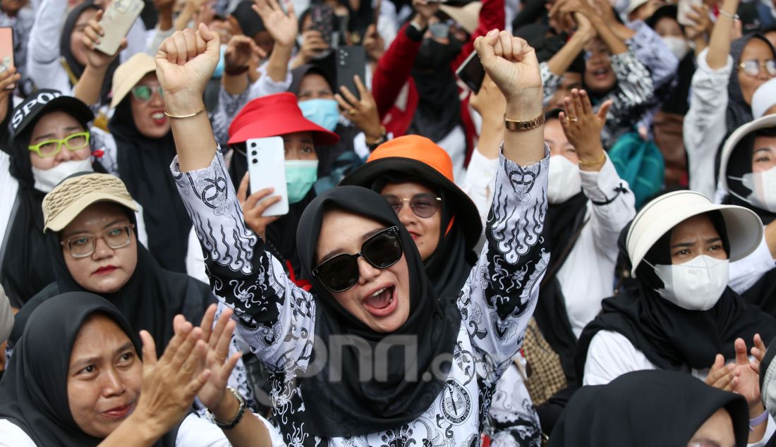 Ribuan massa yang tergabung dalam Forum PPPK (Pegawai Pemerintah dengan Perjanjian Kerja) serta Aliansi Merah Putih menggelar aksi demonstrasi di depan gedung Kementerian PAN-RB, Jakarta Pusat, Selasa (18/3). Aksi menolak terhadap keputusan pemerintah yang menunda pengangkatan calon PPPK tahap 1 tahun 2024. - JPNN.com