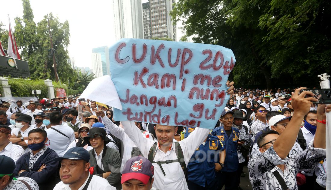 Ribuan massa yang tergabung dalam Forum PPPK (Pegawai Pemerintah dengan Perjanjian Kerja) serta Aliansi Merah Putih menggelar aksi demonstrasi di depan gedung Kementerian PAN-RB, Jakarta Pusat, Selasa (18/3). Aksi menolak terhadap keputusan pemerintah yang menunda pengangkatan calon PPPK tahap 1 tahun 2024. - JPNN.com