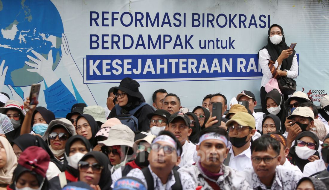 Ribuan massa yang tergabung dalam Forum PPPK (Pegawai Pemerintah dengan Perjanjian Kerja) serta Aliansi Merah Putih menggelar aksi demonstrasi di depan gedung Kementerian PAN-RB, Jakarta Pusat, Selasa (18/3). Aksi menolak terhadap keputusan pemerintah yang menunda pengangkatan calon PPPK tahap 1 tahun 2024. - JPNN.com