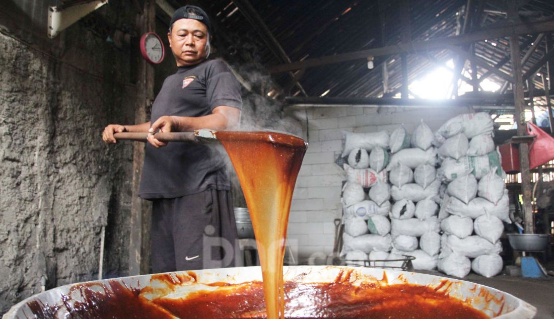 Pekerja mengaduk adonan dodol Betawi di pusat pembuatan dodol, kawasan Cilenggang, Serpong, Tangerang Selatan, Banten, Rabu (19/3). Menjelang Idulfitri permintaan dodol Betawi meningkat, dijual seharga Rp 62 ribu per kilogram. - JPNN.com