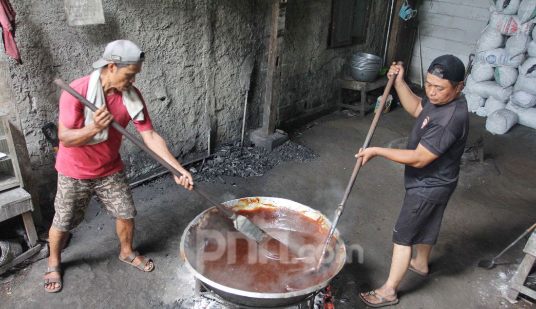 Pekerja mengaduk adonan dodol Betawi di pusat pembuatan dodol, kawasan Cilenggang, Serpong, Tangerang Selatan, Banten, Rabu (19/3). Menjelang Idulfitri permintaan dodol Betawi meningkat, dijual seharga Rp 62 ribu per kilogram. - JPNN.com