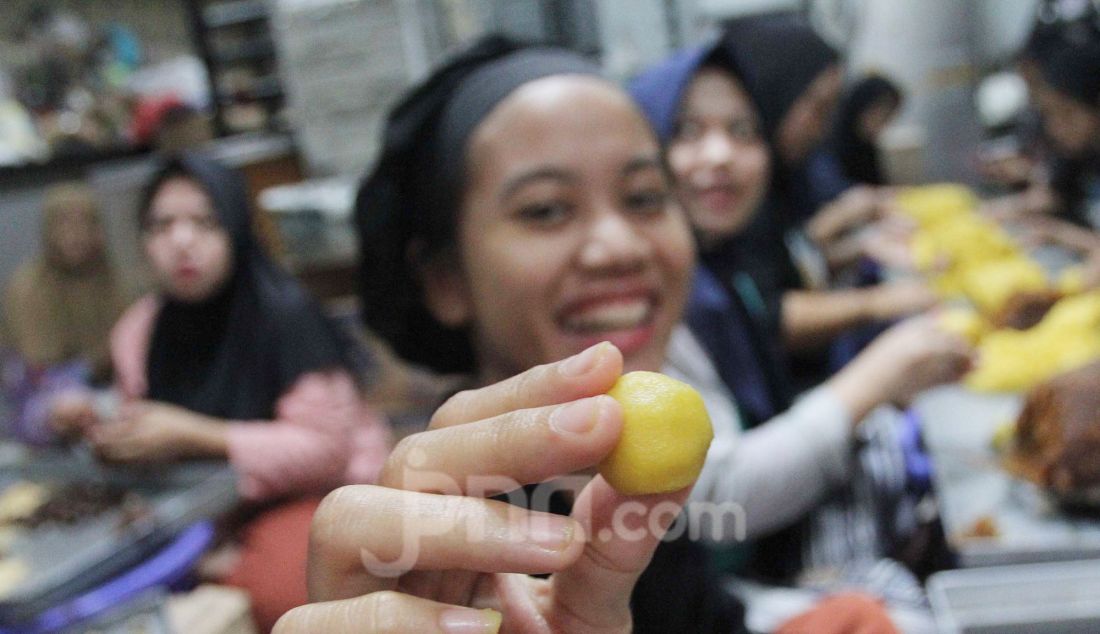 Pekerja memproduksi kue kering di Botisha Cookes Kampung Nastar, Larangan, Tangerang, Banten, Kamis (20/3). Berbagai jenis kue kering skala rumahan seperti nastar, putri salju, mete coklat dan kastengel untuk kebutuhan Lebaran tersebut dijual dengan harga Rp 60.000 hingga Rp 90.000 per toples tergantung jenis kue. - JPNN.com