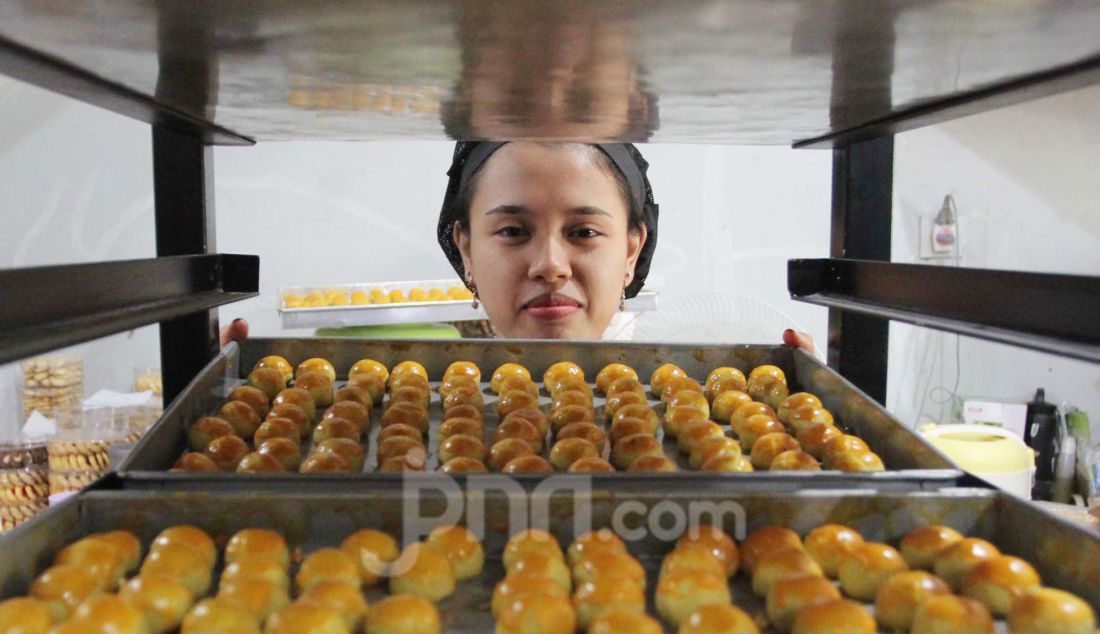 Pekerja memproduksi kue kering di Botisha Cookes Kampung Nastar, Larangan, Tangerang, Banten, Kamis (20/3). Berbagai jenis kue kering skala rumahan seperti nastar, putri salju, mete coklat dan kastengel untuk kebutuhan Lebaran tersebut dijual dengan harga Rp 60.000 hingga Rp 90.000 per toples tergantung jenis kue. - JPNN.com