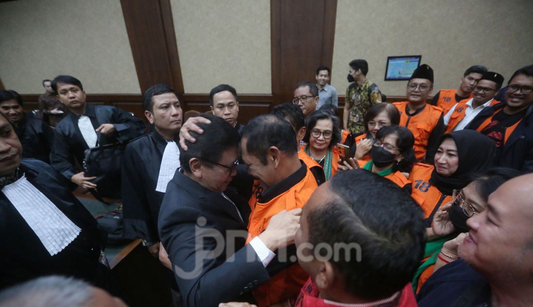 Terdakwa kasus dugaan suap pengurusan penggantian antarwaktu anggota DPR untuk Harun Masiku dan perintangan penyidikan Sekjen PDIP Hasto Kristiyanto saat menjalani sidang pembacaan nota keberatan di Pengadilan Tipikor, Jakarta, Jumat (21/3). - JPNN.com